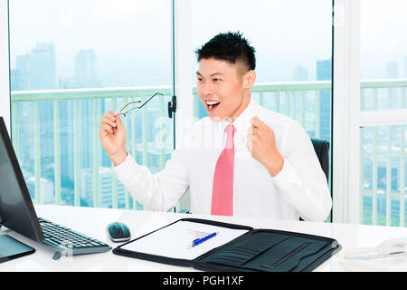 Asiatische broker Handel an der Börse in Office Stockfoto