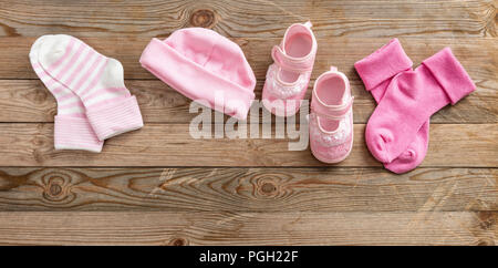 Baby girl Konzept auf hölzernen Hintergrund Dusche, Kopieren, Ansicht von oben Stockfoto