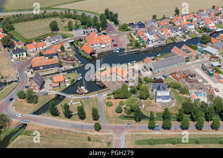 Luftbild Innenhafen Dutch Village Workum mit traditionellen Werft Stockfoto