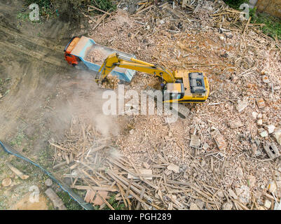 Kipper und Bagger auf abbruchbaustelle in Trümmern arbeiten. Antenne Top View Stockfoto