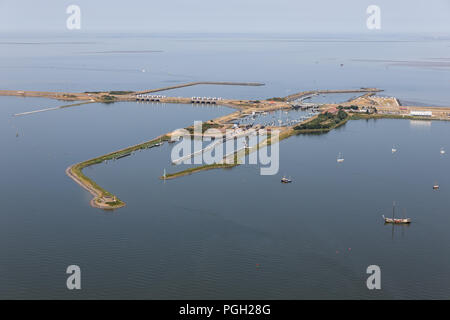 Luftaufnahme Niederländische schleusen Kornwerderzand zwischen IJsselmeer und Wattenmeer Stockfoto