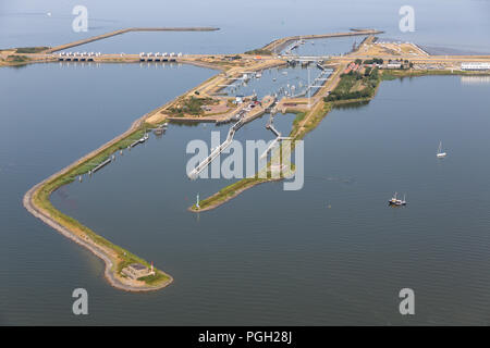 Luftaufnahme Niederländische schleusen Kornwerderzand zwischen IJsselmeer und Wattenmeer Stockfoto