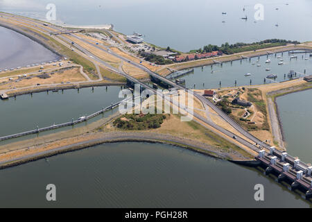 Luftaufnahme Niederländische schleusen Kornwerderzand zwischen IJsselmeer und Wattenmeer Stockfoto