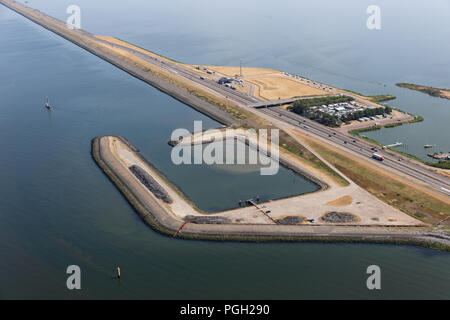Luftaufnahme niederländischen Deich abschlussdeich zwischen IJsselmeer und Wattenmeer Stockfoto