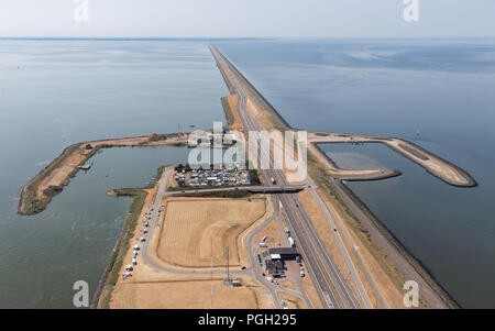 Luftaufnahme niederländischen Deich abschlussdeich zwischen IJsselmeer und Wattenmeer Stockfoto