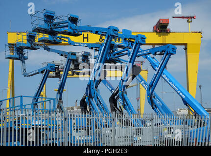 Blue Cherry Picker & Harland & Wolff Brückenkrane, der amson & Goliath', Belfast. Stockfoto