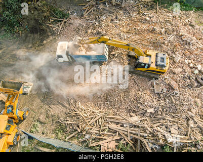 Bagger und Lkw an den Abriss. Luftaufnahme der städtischen Sanierungsgebiet Stockfoto