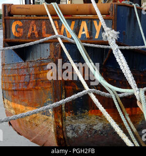 Rost am Heck des Trawlers "Village Queen', Kilronan pier, Inishmore, Aran Islands. Stockfoto