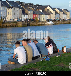Junge Männer trinken auf das Claddagh Quay, Galway, Irland. Stockfoto