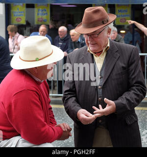 Zwei Männer auf der Messe, Ballyclare, County Antrim, Nordirland. Stockfoto