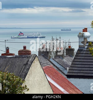 Versand auf Belfast Lough und die Dächer von Blackhead Dorf, County Antrim, Nordirland. Stockfoto