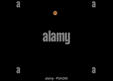 Vollmond auf einem schwarzen Himmel in Schweden am 26. August 2018 Stockfoto