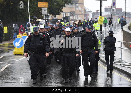 Polizisten während der Children's Day Parade auf der Notting Hill Carnival in London. Stockfoto