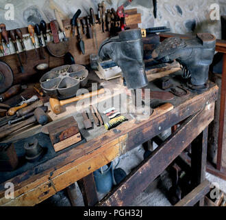 Pflichtstück Ausstellung des Vintage Schusterwerkstatt. Stockfoto