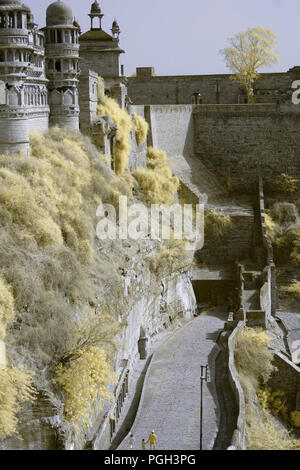 Gwalior Fort shot in Infrarot in Gwalior, Madhya Pradesh, Indien. Stockfoto