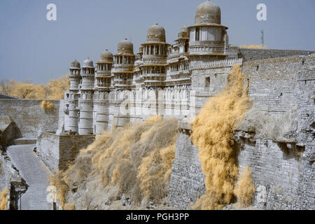 Gwalior Fort shot in Infrarot in Gwalior, Madhya Pradesh, Indien. Stockfoto