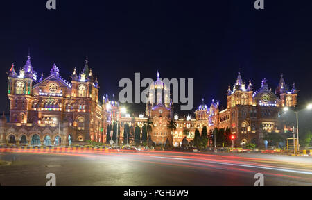 Beleuchtete Chhatrapati Shivaji Terminus (CST) früher Victoria Terminus, ist ein UNESCO-Weltkulturerbe, Mumbai, Indien. Stockfoto