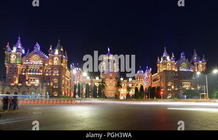 Beleuchtete Chhatrapati Shivaji Terminus (CST) früher Victoria Terminus, ist ein UNESCO-Weltkulturerbe, Mumbai, Indien. Stockfoto