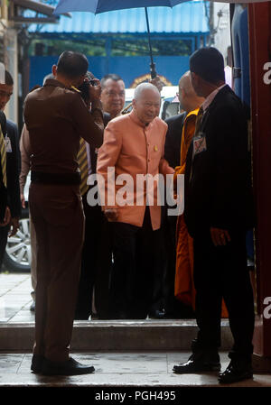 Bangkok, Thailand. 26 Aug, 2018. Präsident der Geheimrat Prem Tinsulanonda kommt Wat Ratchabophit Verdienst an seinem Geburtstag zu machen wendet sich an 98, Bangkok, Thailand, 26 August, 2018. Credit: Seksan Roj/Pacific Press/Alamy leben Nachrichten Stockfoto