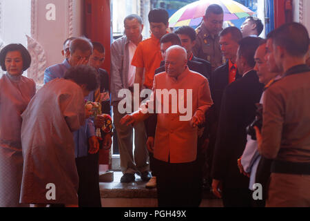 Bangkok, Thailand. 26 Aug, 2018. Präsident der Geheimrat Prem Tinsulanonda kommt Wat Ratchabophit Verdienst an seinem Geburtstag zu machen wendet sich an 98, Bangkok, Thailand, 26 August, 2018. Credit: Seksan Roj/Pacific Press/Alamy leben Nachrichten Stockfoto