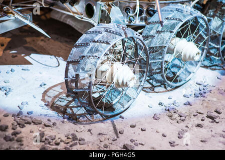 Astronaut Antriebe Rover. Smart Mond - Rover führt Forschungsarbeiten auf dem Mond Stockfoto