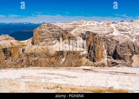 Die schöne Landschaft der Sella Gruppe der Dolomiten der Kalkstein Berg der Alpen zum Sass Pordoi in Belluno Italien Stockfoto