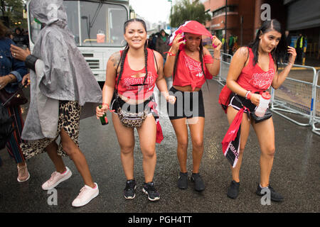 Die Teilnehmer in diesem Jahr an der Notting Hill Carnival starker Regen während der Tag der Familie mutig. Stockfoto