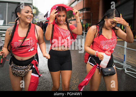 Die Teilnehmer in diesem Jahr an der Notting Hill Carnival starker Regen während der Tag der Familie mutig. Stockfoto