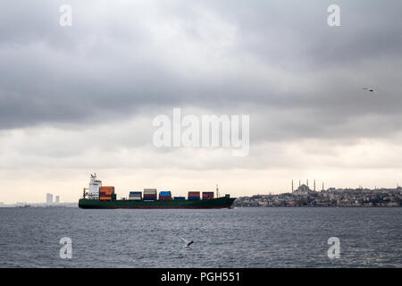 Frachtschiff am Bosporus in Istanbul Ayasofya / Saint Sophia basilicca/Moschee kann im Hintergrund gesehen werden. Bosporus ist eine der wichtigsten Mar Stockfoto