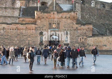 Allgemeine Aufnahmen von Touristen in Edinburgh Castle Esplanade für Geschichte auf Besucherzahlen, Tourismus Stockfoto