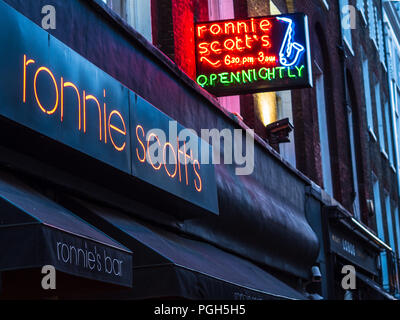 Ronnie Scotts Jazzclub Frith Street, Soho London. Der Club wurde 1959 von dem Jazzsaxophonisten Ronnie Scott eröffnet. Ronnie Scotts Jazz Club Soho London Stockfoto