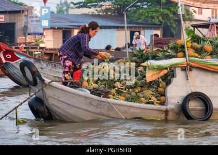 Morgen Aktivität bei Cai Rang Floating Market auf dem Can Tho River. Der Markt ist durch Großhändler verwendet von den Verkäufern, die dann direkt an Kunden zu verkaufen zu verkaufen. Stockfoto