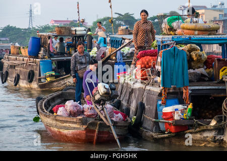 Morgen Aktivität bei Cai Rang Floating Market auf dem Can Tho River. Der Markt ist durch Großhändler verwendet von den Verkäufern, die dann direkt an Kunden zu verkaufen zu verkaufen. Stockfoto