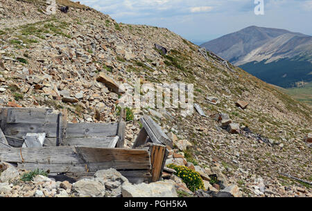 Die Reste der alten Mine und vintage Bergbau Hütte in den Bergen im Westen der USA reflektierende der Pioniere aus einer anderen Generation log Stockfoto