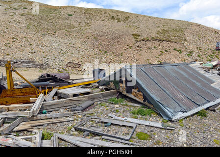 Die Reste der alten Mine und vintage Bergbau Hütte in den Bergen im Westen der USA reflektierende der Pioniere aus einer anderen Generation log Stockfoto