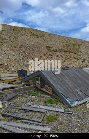 Die Reste der alten Mine und vintage Bergbau Hütte in den Bergen im Westen der USA reflektierende der Pioniere aus einer anderen Generation log Stockfoto