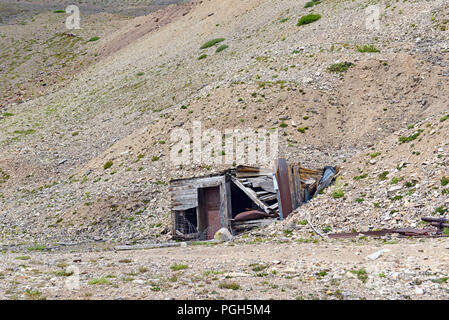 Die Reste der alten Mine und vintage Bergbau Hütte in den Bergen im Westen der USA reflektierende der Pioniere aus einer anderen Generation log Stockfoto