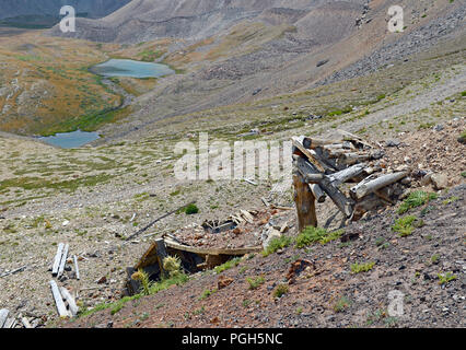 Die Reste der alten Mine und vintage Bergbau Hütte in den Bergen im Westen der USA reflektierende der Pioniere aus einer anderen Generation log Stockfoto