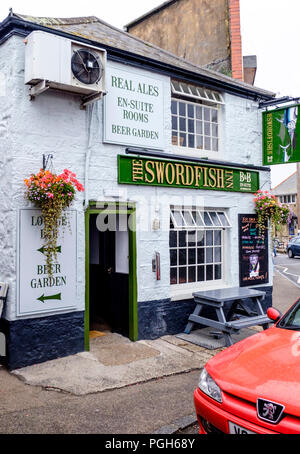 Um Newlyn ein aktives Fischerdorf an der Küste von Cornwall. Cornwall England UK Der Schwertfisch Pub. Stockfoto