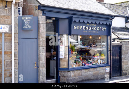 Um Newlyn ein aktives Fischerdorf an der Küste von Cornwall. Cornwall England Großbritannien das Kleine Greengrocery. Stockfoto