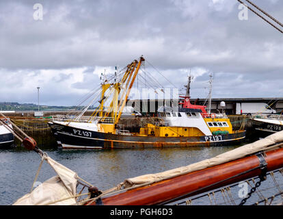 Um Newlyn ein aktives Fischerdorf an der Küste von Cornwall. Cornwall England UK Newlyn Harbour und Boote Stockfoto