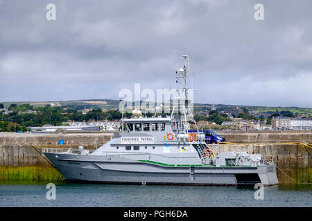 Um Newlyn ein aktives Fischerdorf an der Küste von Cornwall. Cornwall England UK Newlyn Harbour und Boote St Piran Fischerei Patrouille Schiff Stockfoto