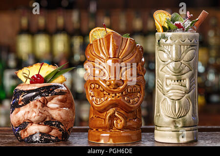 Satz von drei tropische Cocktails - Pina Colada, Rum Runner und Rio Punch. Cocktails in einer Bar auf einem verschwommenen Hintergrund von Alkohol. Menü Bild Stockfoto