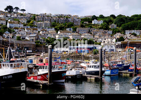 Um Newlyn ein aktives Fischerdorf an der Küste von Cornwall. Cornwall England UK Newlyn Harbour und Boote Stockfoto