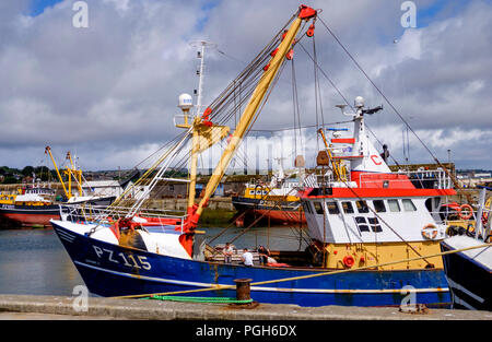 Um Newlyn ein aktives Fischerdorf an der Küste von Cornwall. Cornwall England UK Newlyn Harbour und Boote Stockfoto