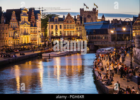 Gent, Belgien - 20. Juni 2018 - Fluß Leie Damm am Abend, Burg Gravensteen im Hintergrund Stockfoto