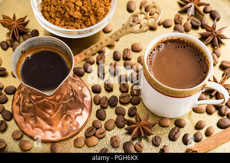 Vintage Tasse türkischen Kaffee und traditionellen bronze Kaffeekanne serviert in Bronze Fach mit gerösteten Kaffeebohnen, Anis Sterne und Zimt Stockfoto