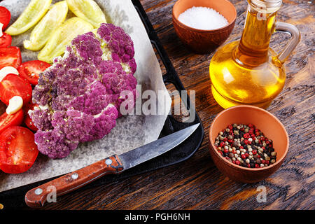 Gemüse auf einem Backblech, Tomaten, Blumenkohl, Paprika, Gewürze und Olivenöl Stockfoto