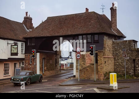 Dezember 2016 - Ein altes Auto und Tore der historischen, mittelalterlichen Stadt Sandwich in Kent, England, UK; Sandwich gab auch seinen Namen der Brot Snack von Wa Stockfoto