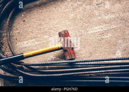 Rost Hammer aus Stahl der Bar, das große Hamer auf Stahl bar und congreat Stockfoto